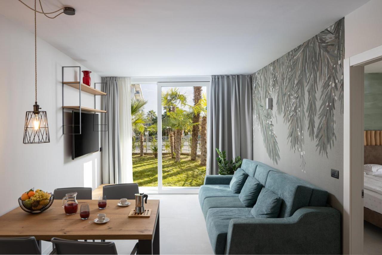 Aris & Sky Pool - Tonelli - Adult Friendly